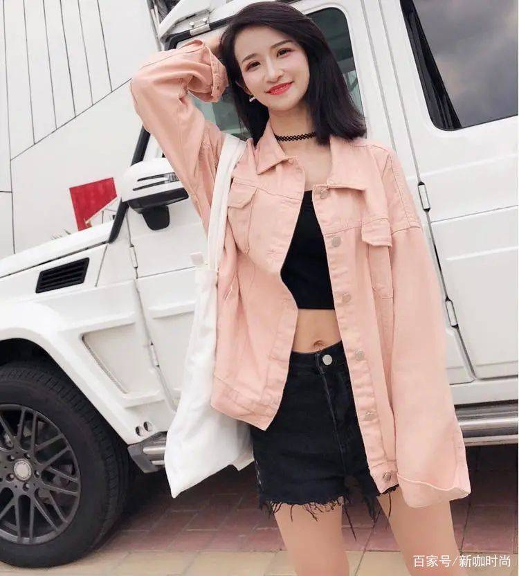 苗苗|苗苗的少女感太足了，粉色牛仔服搭露脐背心，前卫时髦活力满分