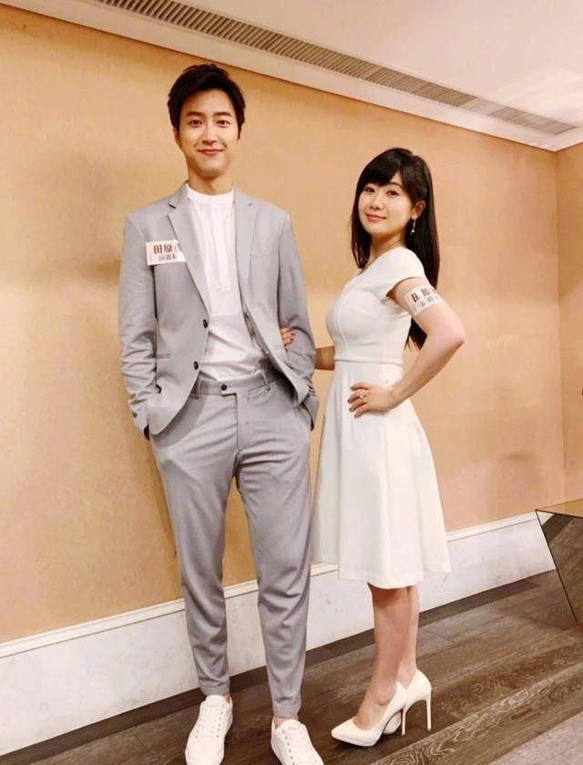 整体|福原爱真的好会穿，身材娇小穿A字裙可爱迷人，可惜粗腿太抢镜