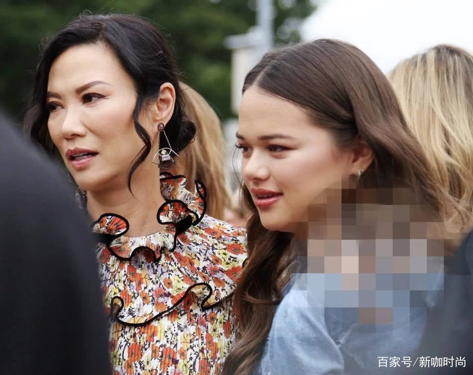 黑色|富婆邓文迪携大女儿现时装周,母女全程有说有笑,格俏皮衣着朴素