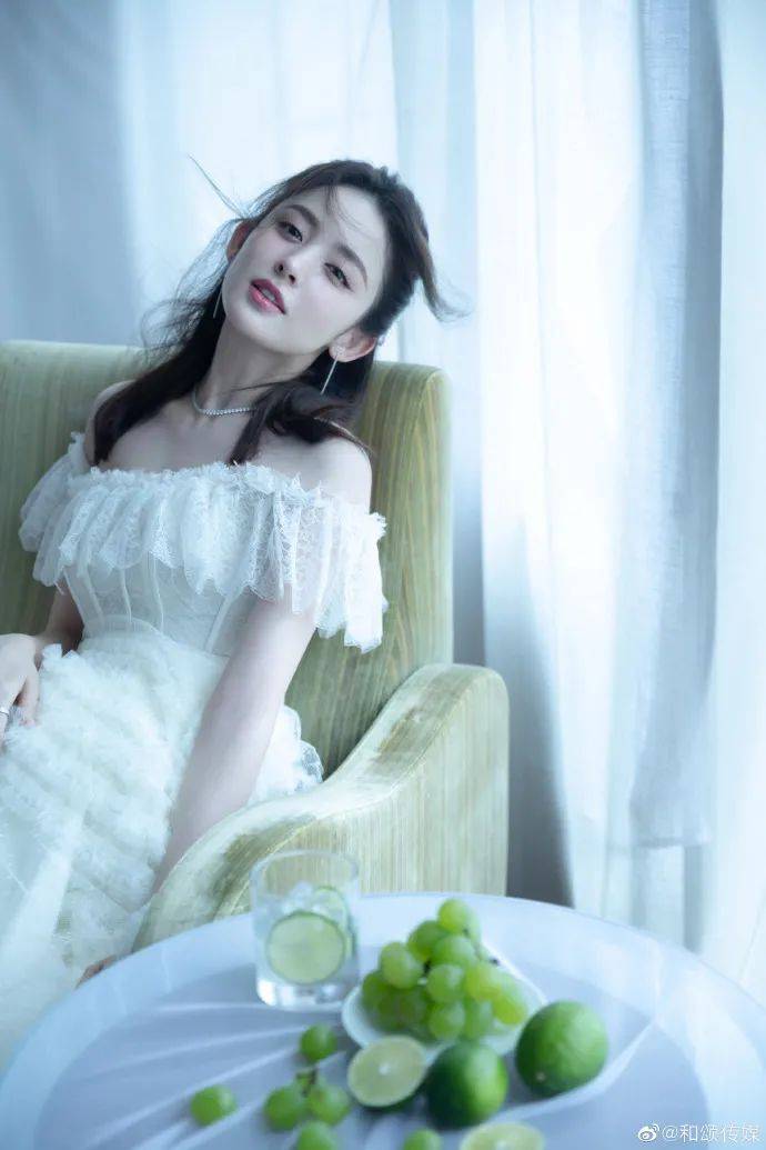 当红|古力娜扎抹胸白裙写真甜美!白嫩大美腿太性感撩人