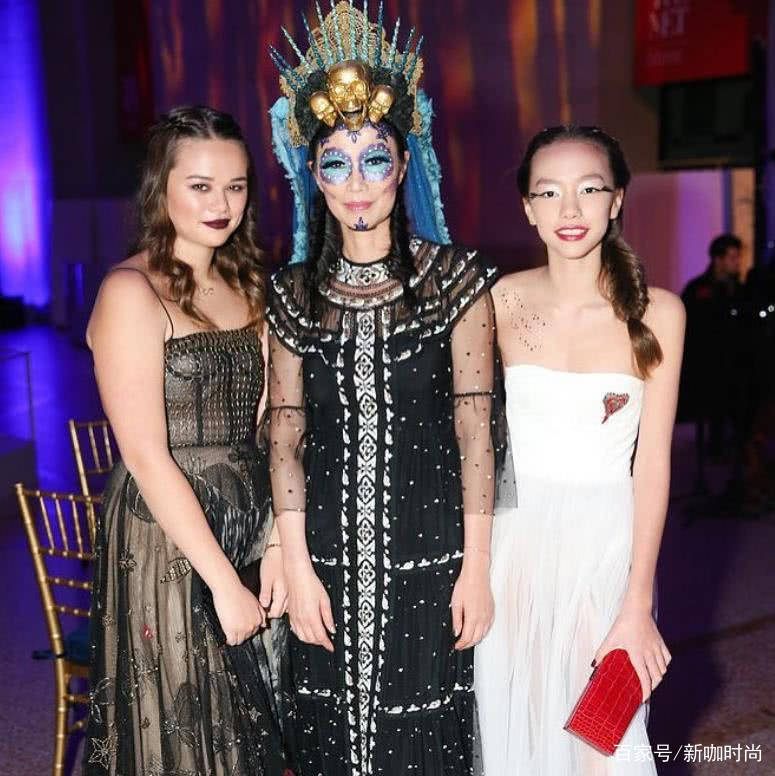 黑色|富婆邓文迪携大女儿现时装周,母女全程有说有笑,格俏皮衣着朴素