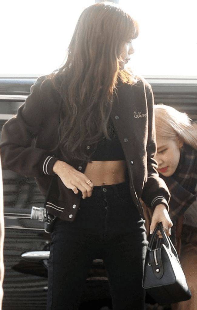 一身|韩系明星的时尚穿搭，一身褐色大衣，真是又甜美又显气质！