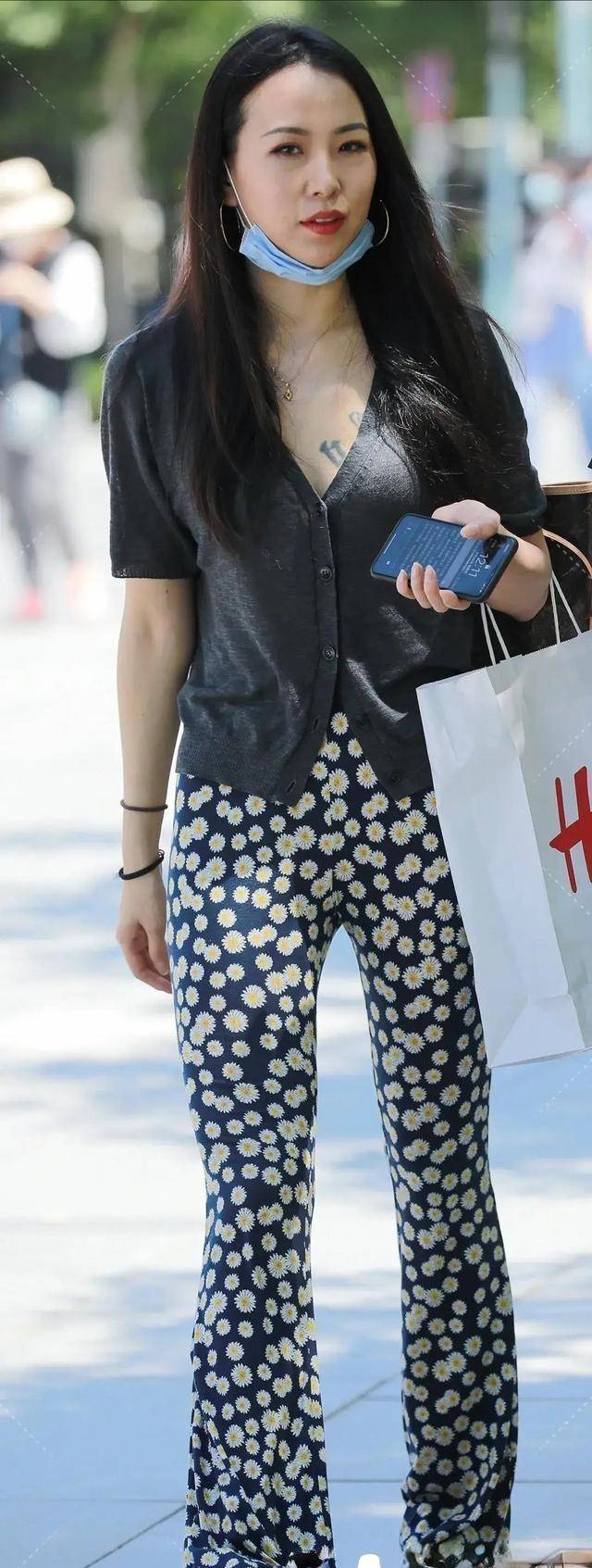 身材|衣着时髦，柔软的毛衣和打底裤，优雅不失气质