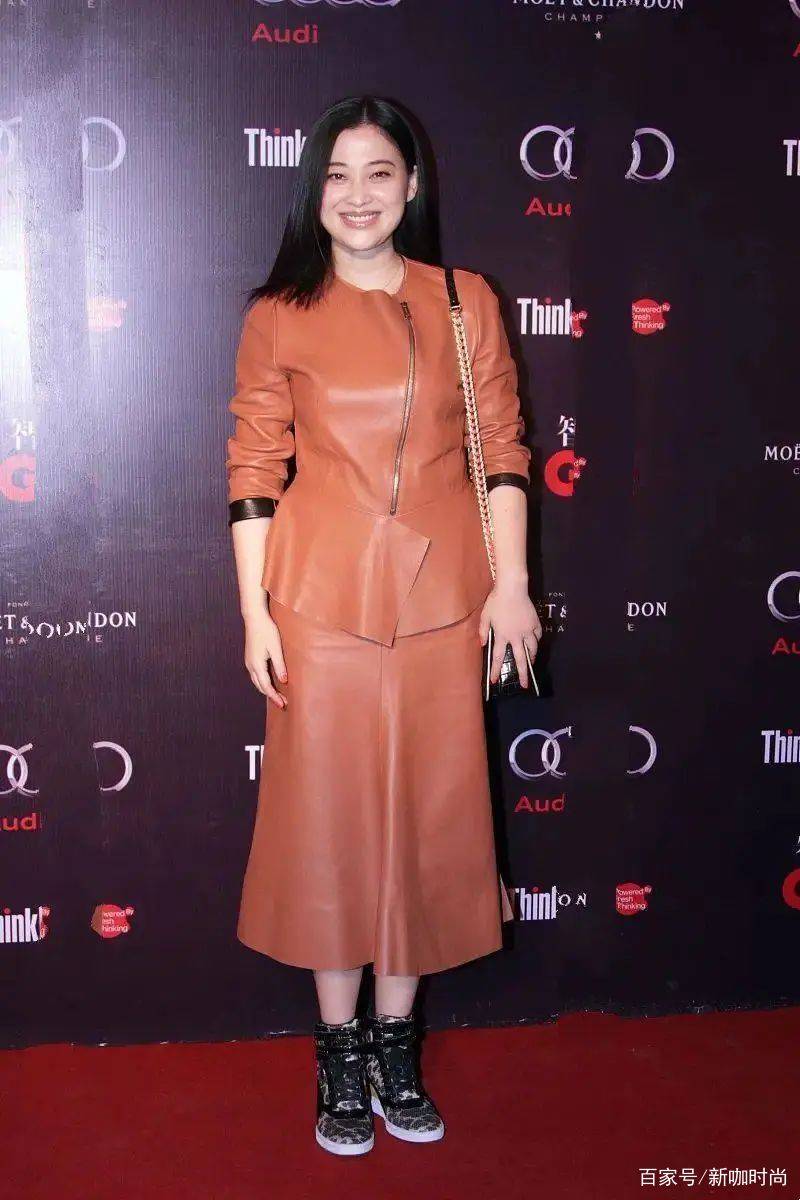 显得|梅婷终于穿错了，一袭皮衣显胖又老气，这衣服我奶奶都不穿