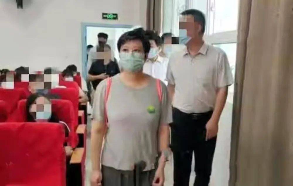 外套|袁立穿T恤参加启动仪式，胖的自然真实，就是个地地道道的大妈 ！