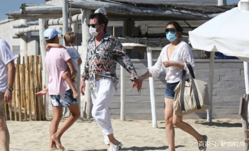 样式|巩俐婚后太随性,手牵71岁老公,穿白色镂空上衣毫无巨星范儿