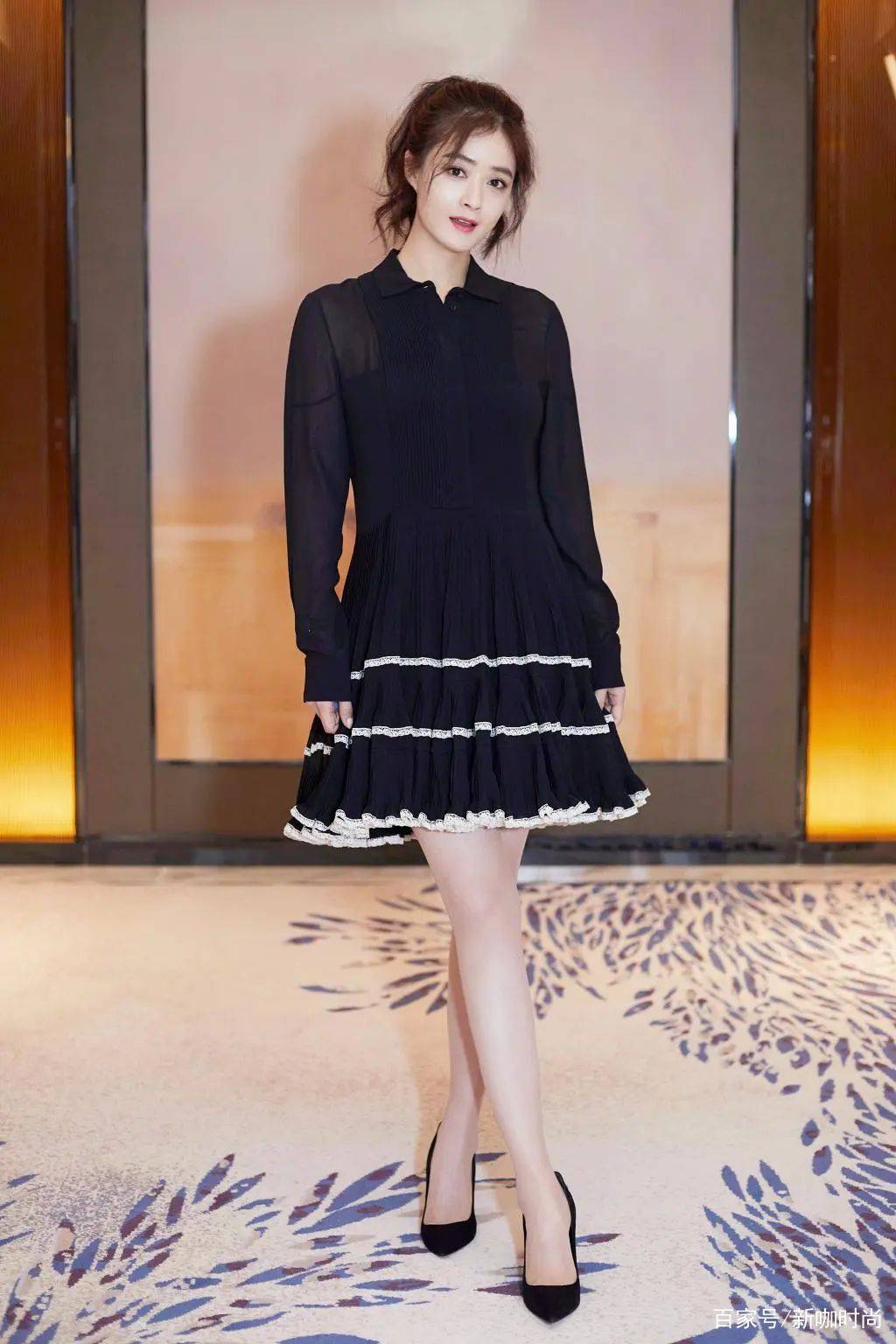 黑色|蒋欣瘦下来更美，一身黑色衬衫裙露白皙美腿，这鞋就看不懂了