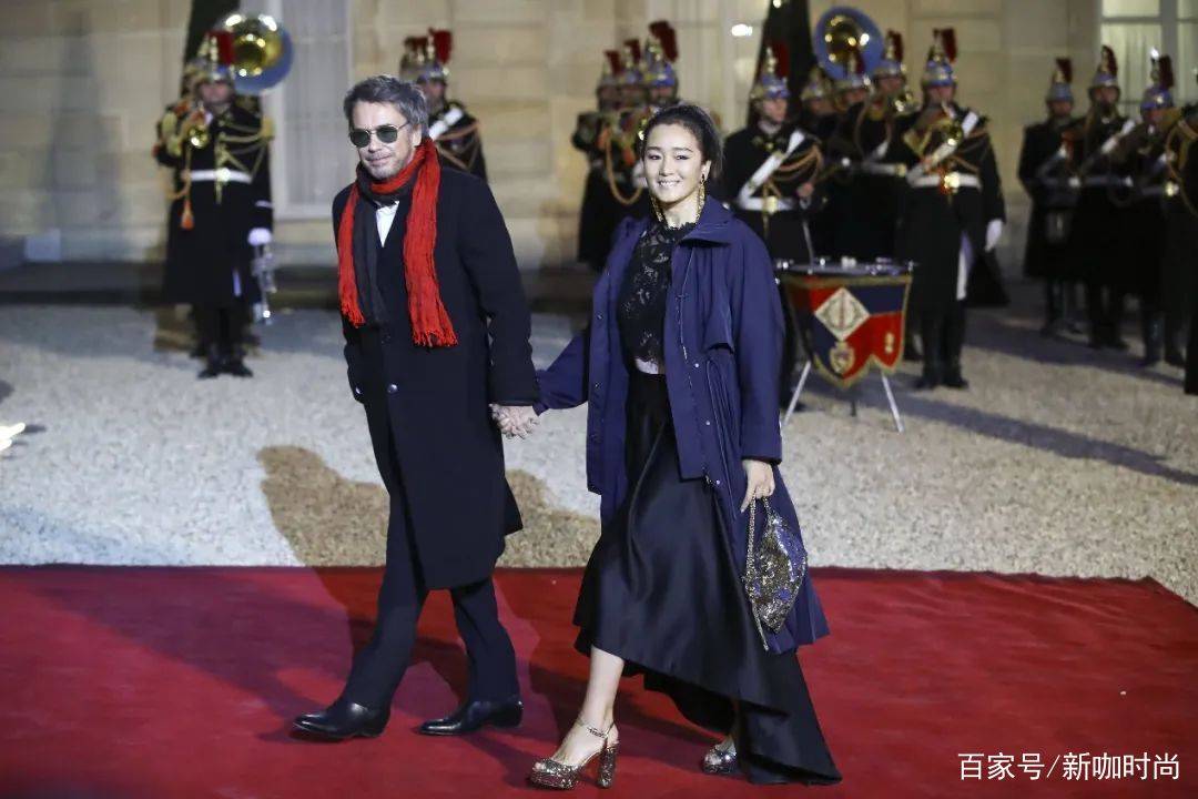 样式|巩俐婚后太随性,手牵71岁老公,穿白色镂空上衣毫无巨星范儿