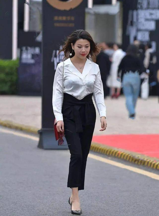 黑色|简单利落的打底裤装扮显出典雅气质，美出自己的风格，简单时尚