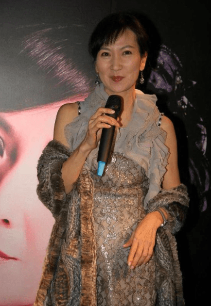 漂亮|陈美琪穿漂亮小礼裙亮相,越活越年轻了,62岁了气质依旧像少女