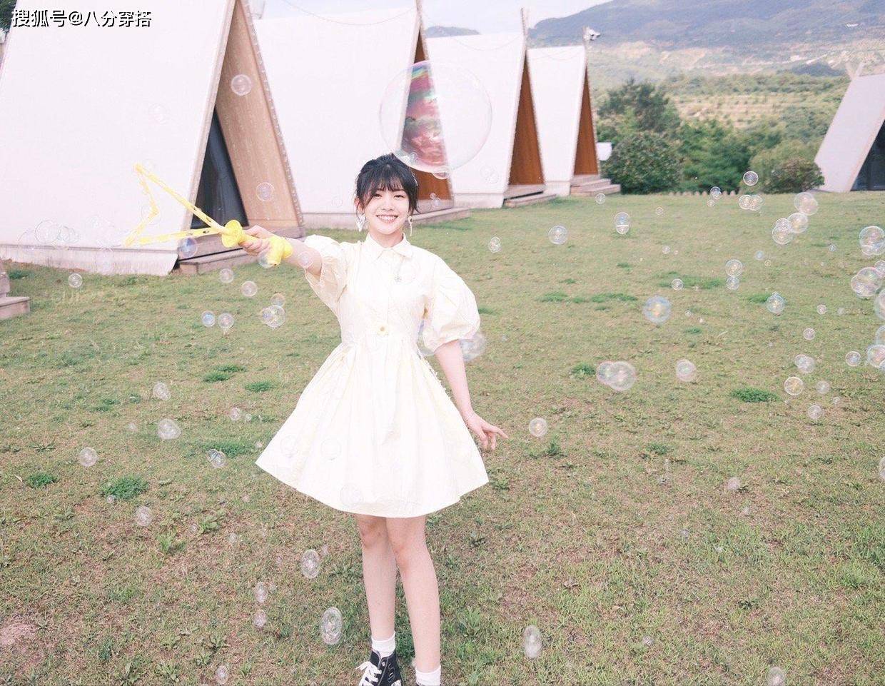 颜色|赖美云也是个“时髦精”，绿色背心配牛仔短裤清新自然，活力十足