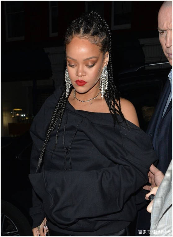 耳坠|蕾哈娜气场绝了！一袭黑装搭水晶耳饰，获保镖护驾巨星范十足