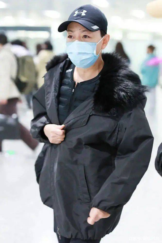身材|宋丹丹低调穿搭也时髦，黑色派克服搭马丁靴，“筷子腿”格外吸睛