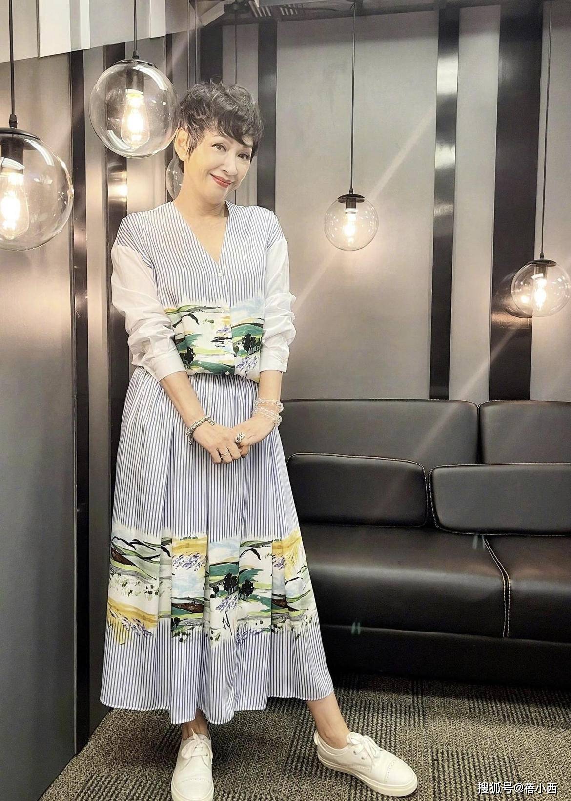 短裙|60岁的余安安才是“丝袜腿”代表，穿红外套配黑短裙，秀出大长腿