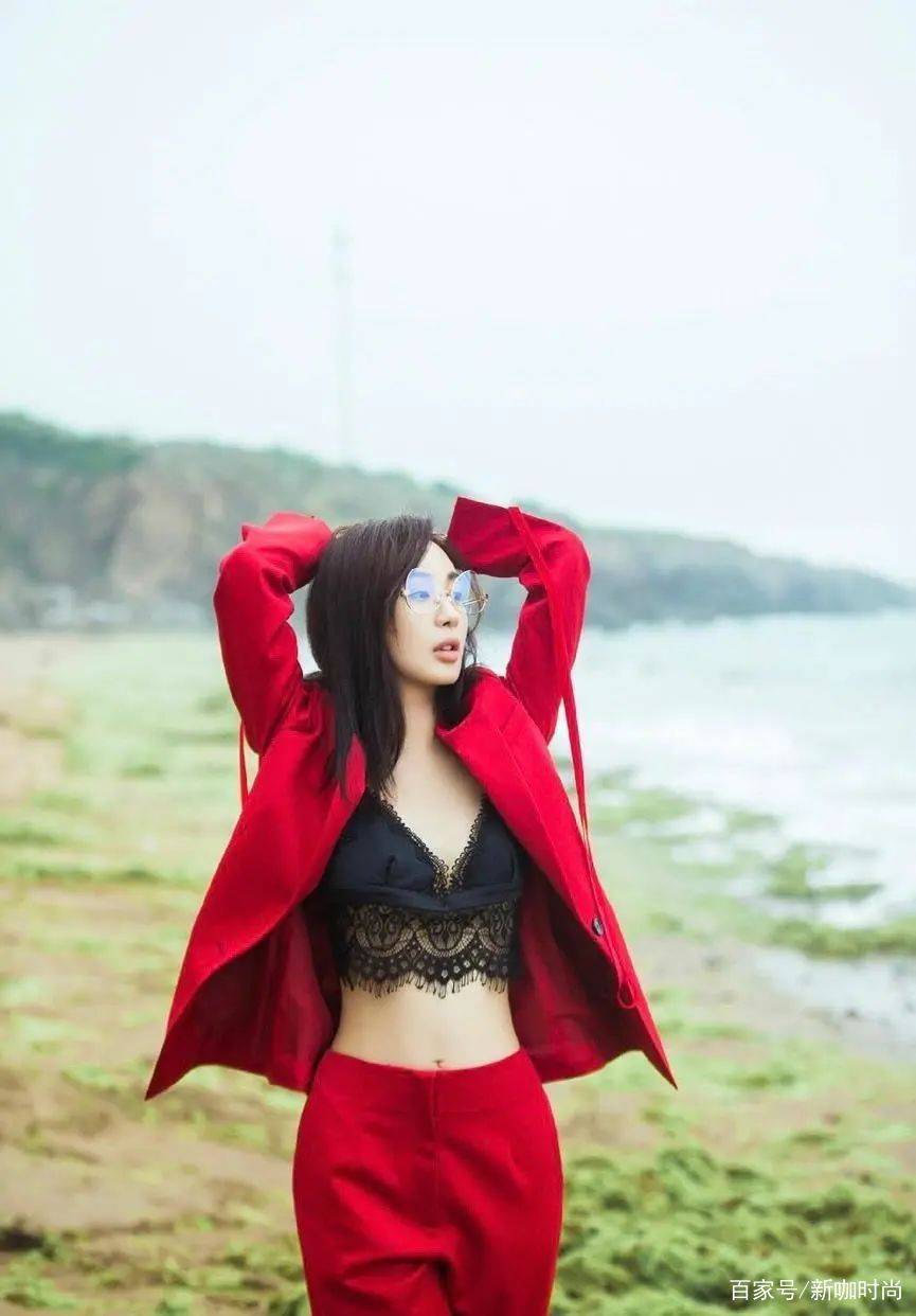 样式|李菲儿西装造型够大胆，内搭深V内衣玩转红黑配，高级又时尚