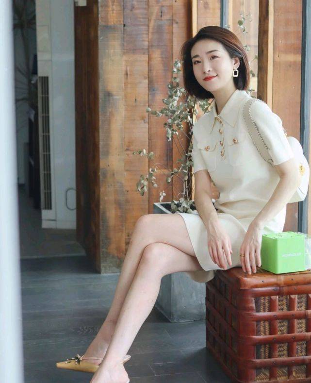 魅力|极简穿搭就是不一样，搭配起来毫不费力，精致温柔又有魅力