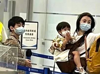 次子|张柏芝机场被偶遇，次子小Q穿搭时髦，小儿子露正脸颜值超高