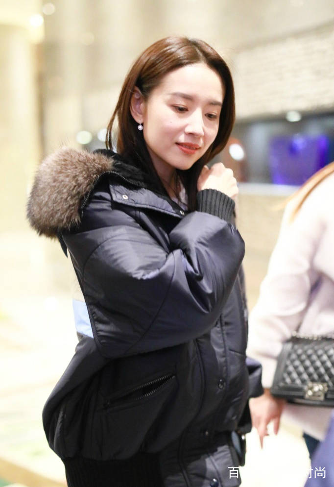 棉袄|董洁总算换造型了！不戴帽子、没有眼镜，但这大棉袄不热吗？