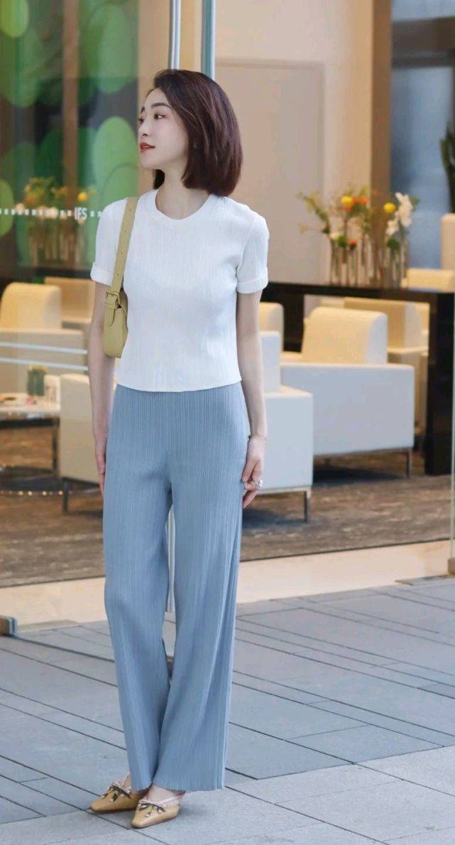 魅力|极简穿搭就是不一样，搭配起来毫不费力，精致温柔又有魅力