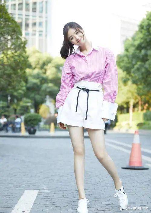 样式|蒋欣全副武装走机场,帽子口罩手套,宽松格子衫太显壮