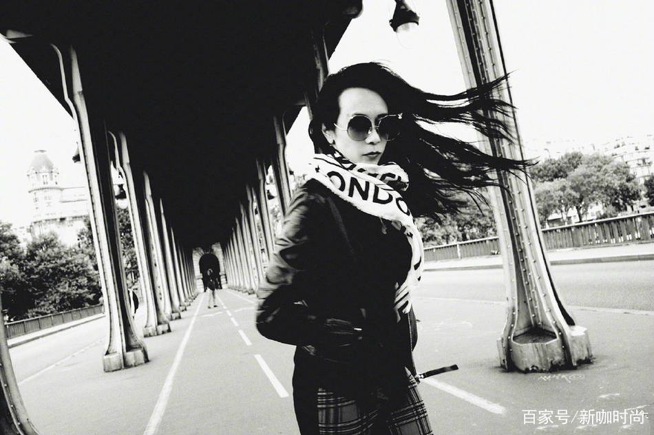 游照|49岁莫文蔚晒出游照，皮衣搭格子裤，投保3000万的腿实力抢镜