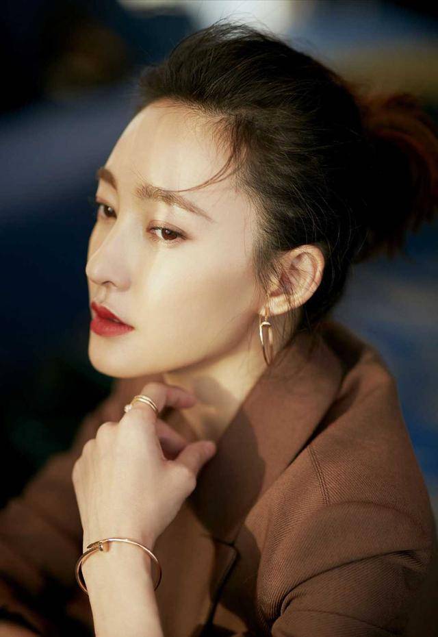 好身材|王丽坤太适合知性风，穿西装连衣裙利落大气，干练霸气太有范儿