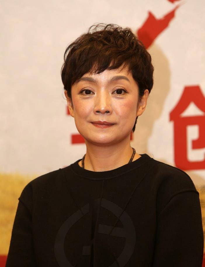 颜色|张嘉译的妻子看着真温柔,俩人并肩笑得真开心,黑白造型更有气质