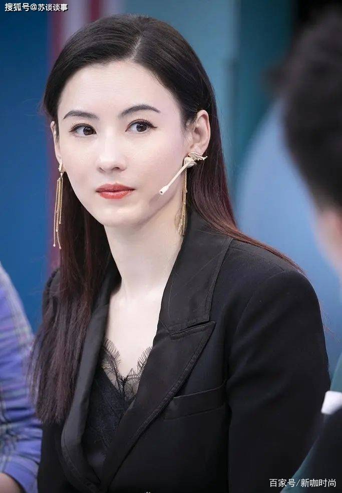 大气|40岁张柏芝，头发染半截红，黑西装配俏皮内搭，美得让人心动！