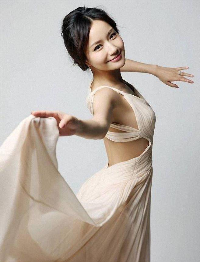 黑纱|张国立的女徒弟穿衣大胆，黑纱挡着后背，侧身更显出好曲线