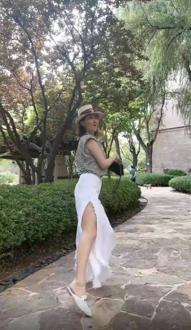 脸部|牛莉素颜落落大方，皱纹丛生但看着真实舒服，快50还有马甲线!