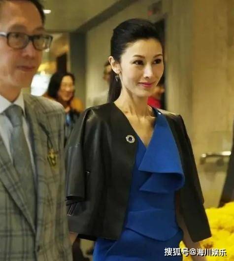 显得|李嘉欣与许晋亨同框亮相，穿裙装优雅大气，阔太派头十足，太美了