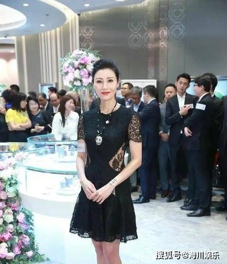 显得|李嘉欣与许晋亨同框亮相，穿裙装优雅大气，阔太派头十足，太美了