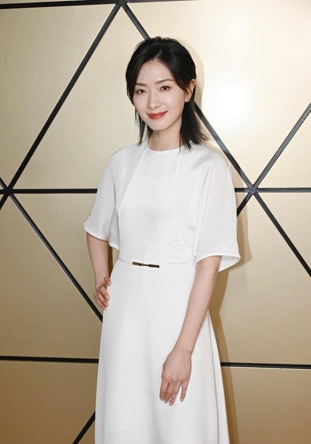 人气|“超高女生人气”的万茜，穿小白裙演绎“少女情”，好养眼
