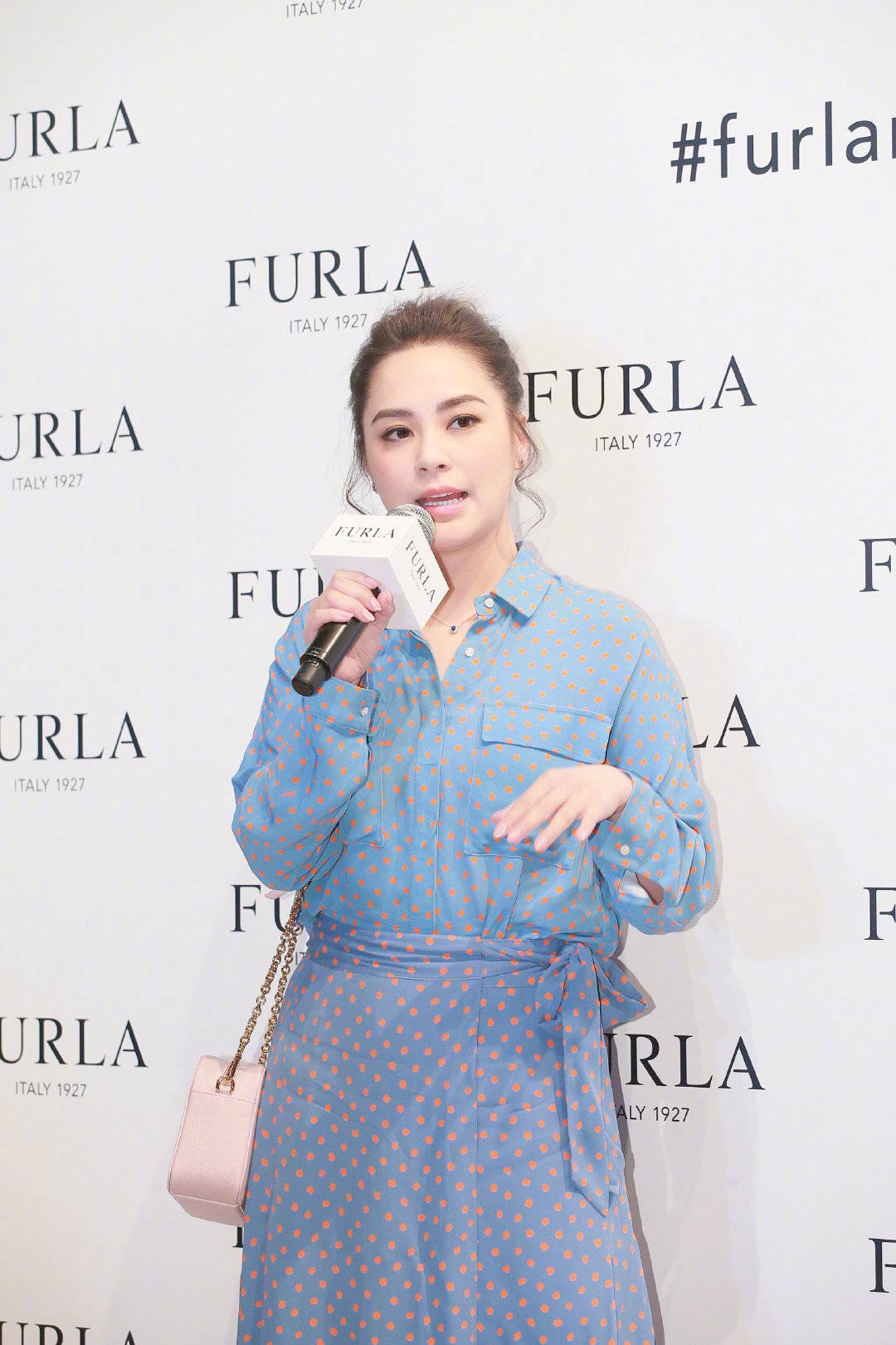 上装|阿娇又胖回来了？婚后首次出席活动，衣品和精致脸蛋一点也不搭！