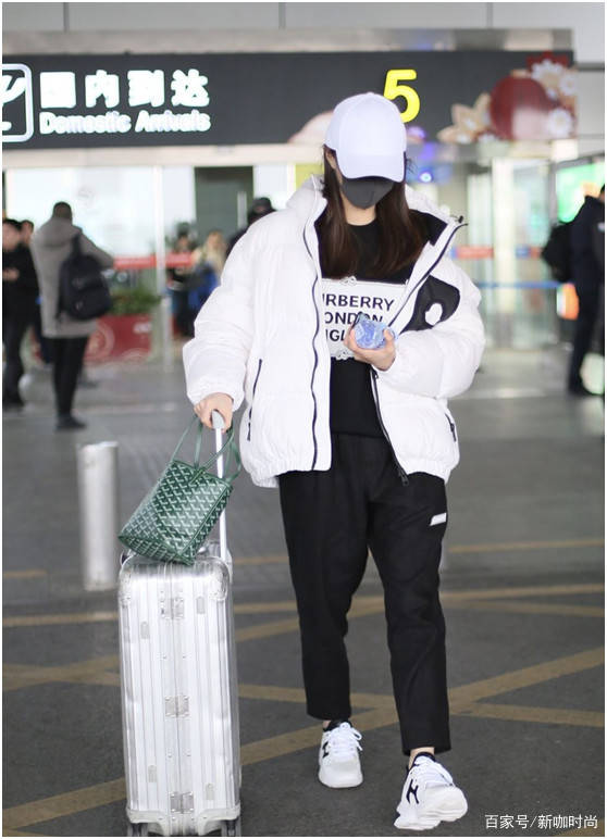 牛仔|沈梦辰困成这样赶飞机，黑白搭休闲又时髦，屡屡揉眼呆萌感十足