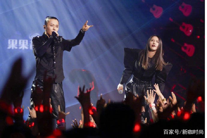 谭维维|36岁谭维维胆也不小，垫肩露脐装也就算了，这大耳环得2斤吧？