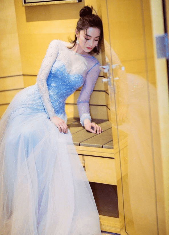 黑色|张馨予身材一绝，短发帅气，长发优雅