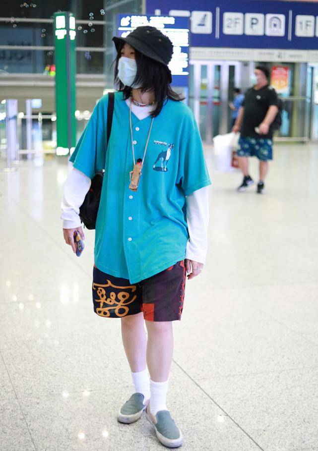 长发|窦靖童的时尚和王菲差得有点多,虽然留了女人的长发,却少了韵味