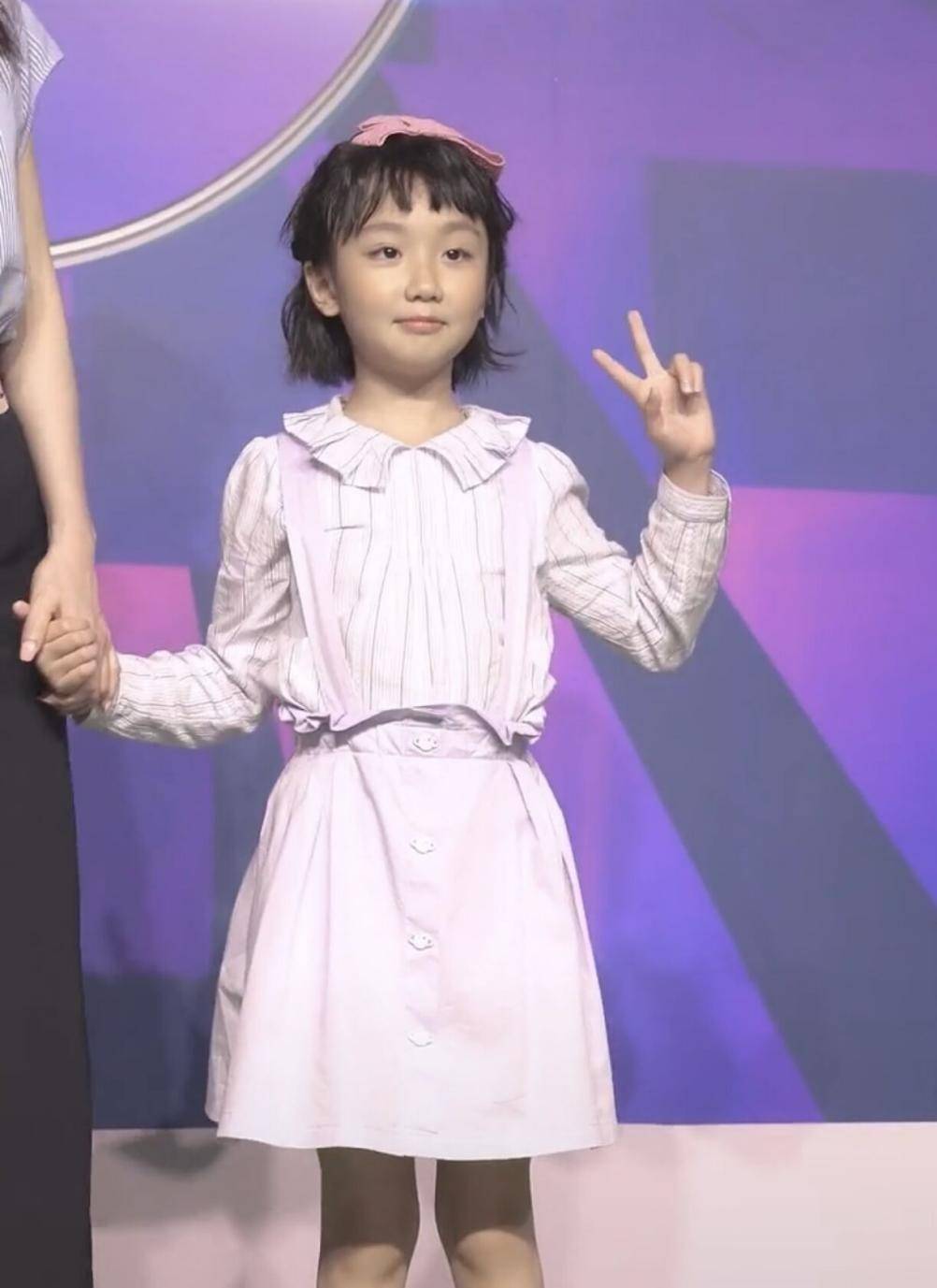 原创49岁洪欣带女儿走秀,腹部赘肉稍显圆润,7岁女儿五官神似张丹峰