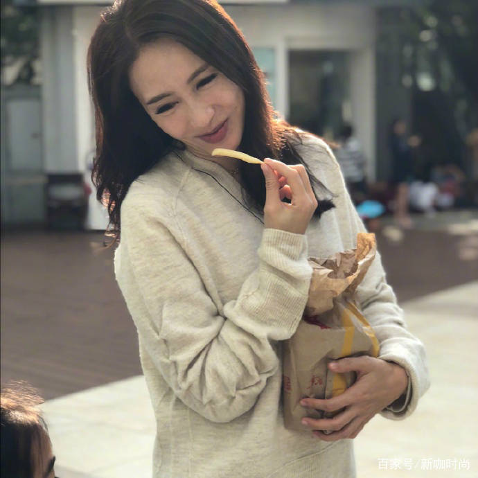 戴一|10亿阔太黎姿罕见秀美背，穿吊带花叶长裙，48岁身材真养眼