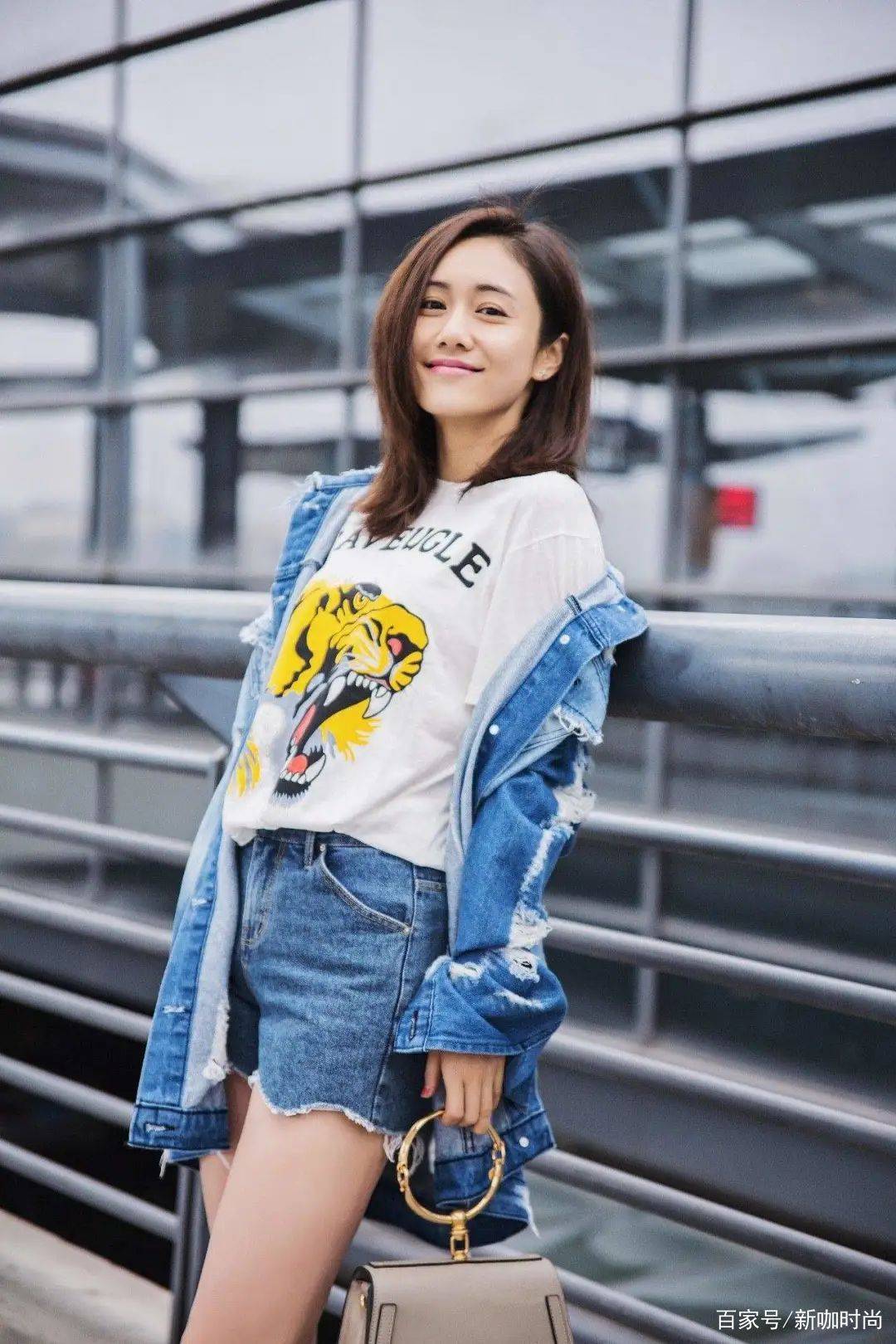 迷彩|郑钧小15岁娇妻真会穿，黑T搭迷彩超短裙，少女感溢出屏幕