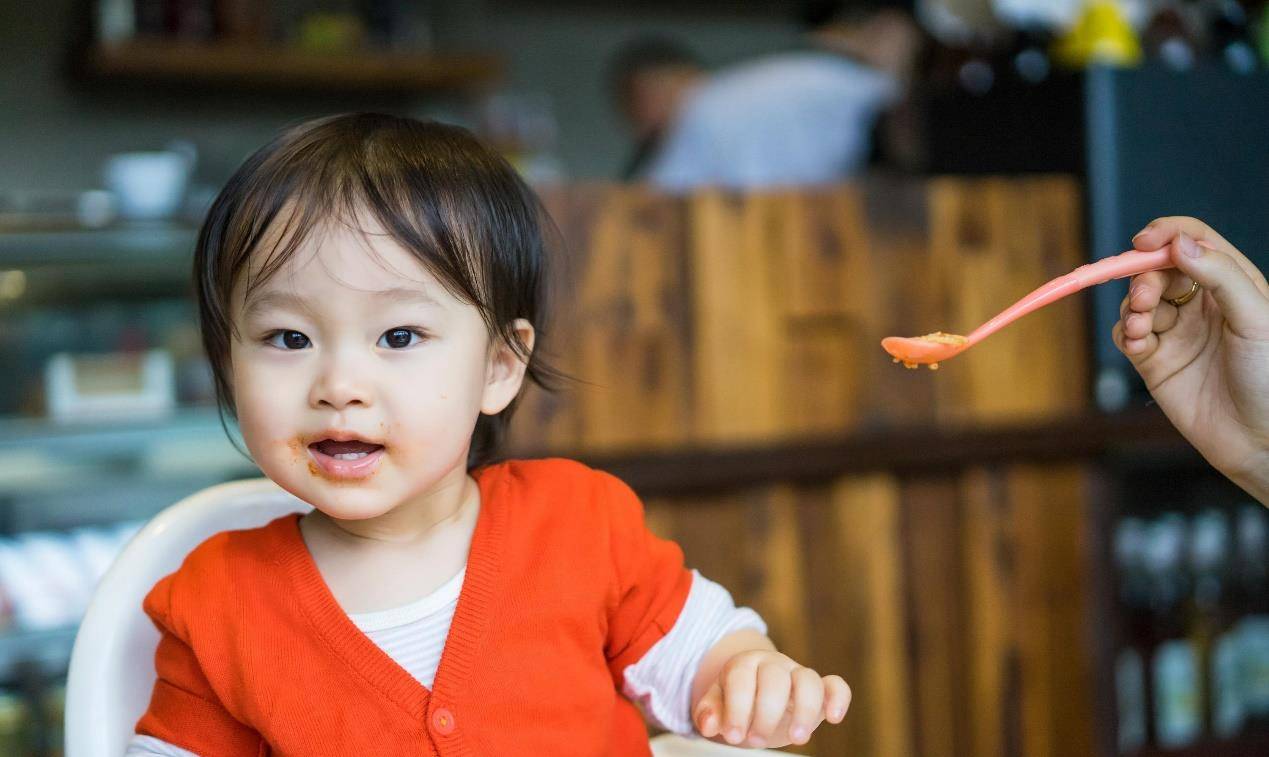 家长|这些垃圾零食销售量大,吃得多数是孩子,却也正在催熟我们的孩子