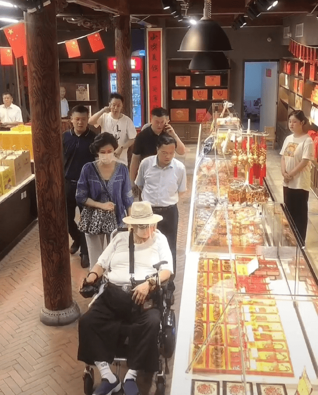 内地|洪金宝罕携妻内地度假，身形暴瘦俩人搀扶走不动，妻子拿手机拍不停