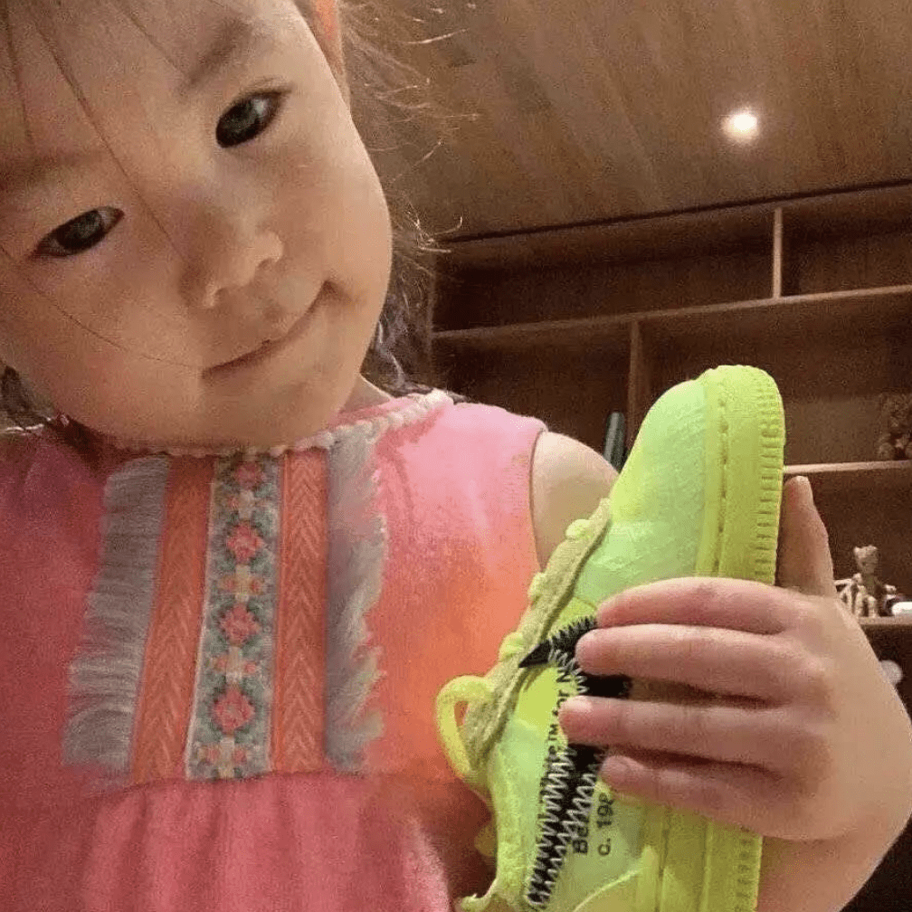女儿|陈冠希晒女儿萌照，Alaia笑眼弯弯，身背香奈儿包包从小被富养