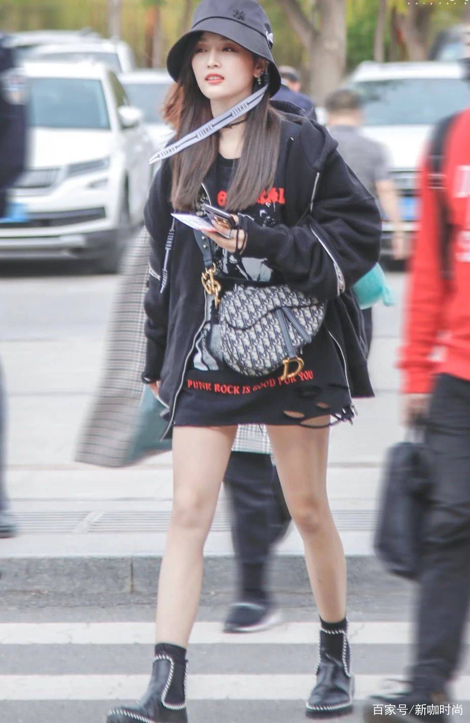 事件|懒理粉丝撕郑爽事件,吴宣仪穿吊带坐游艇:一切都最好的安排