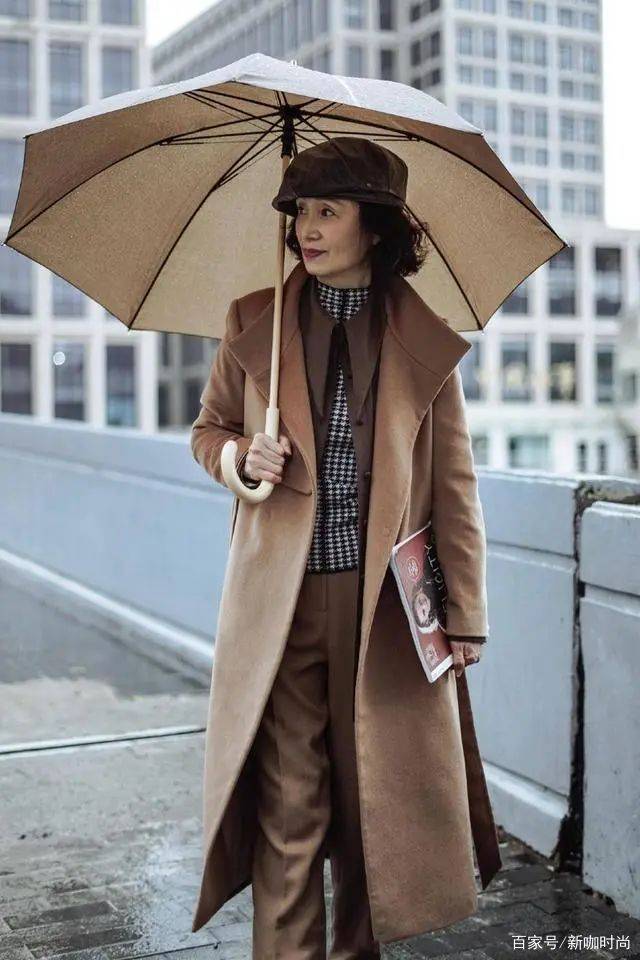 样式|52岁伊能静状态超好，格纹大衣搭长靴洋气摩登，挽手老公恩爱十足