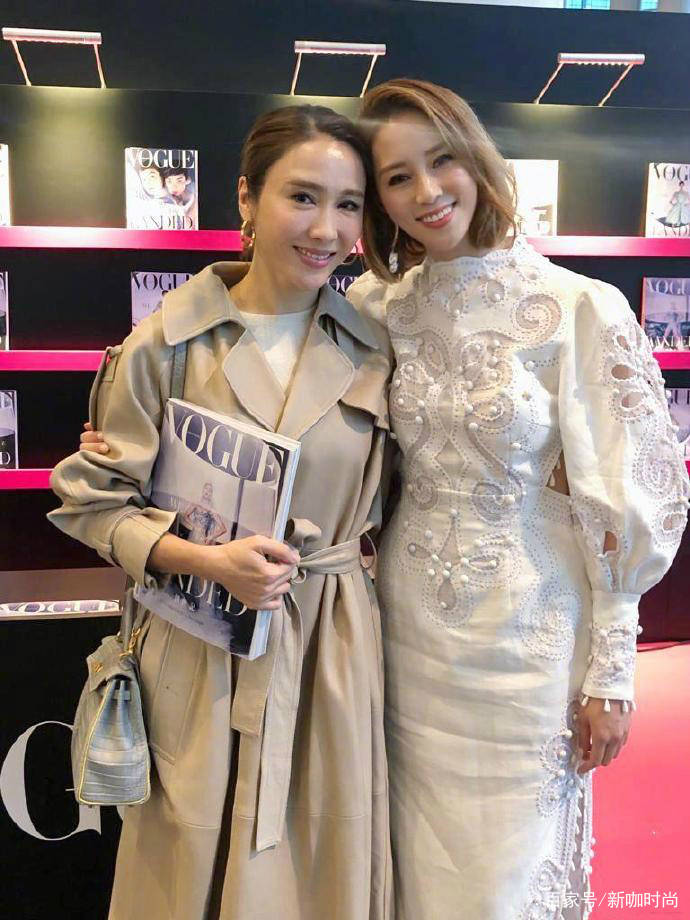 戴一|10亿阔太黎姿罕见秀美背，穿吊带花叶长裙，48岁身材真养眼