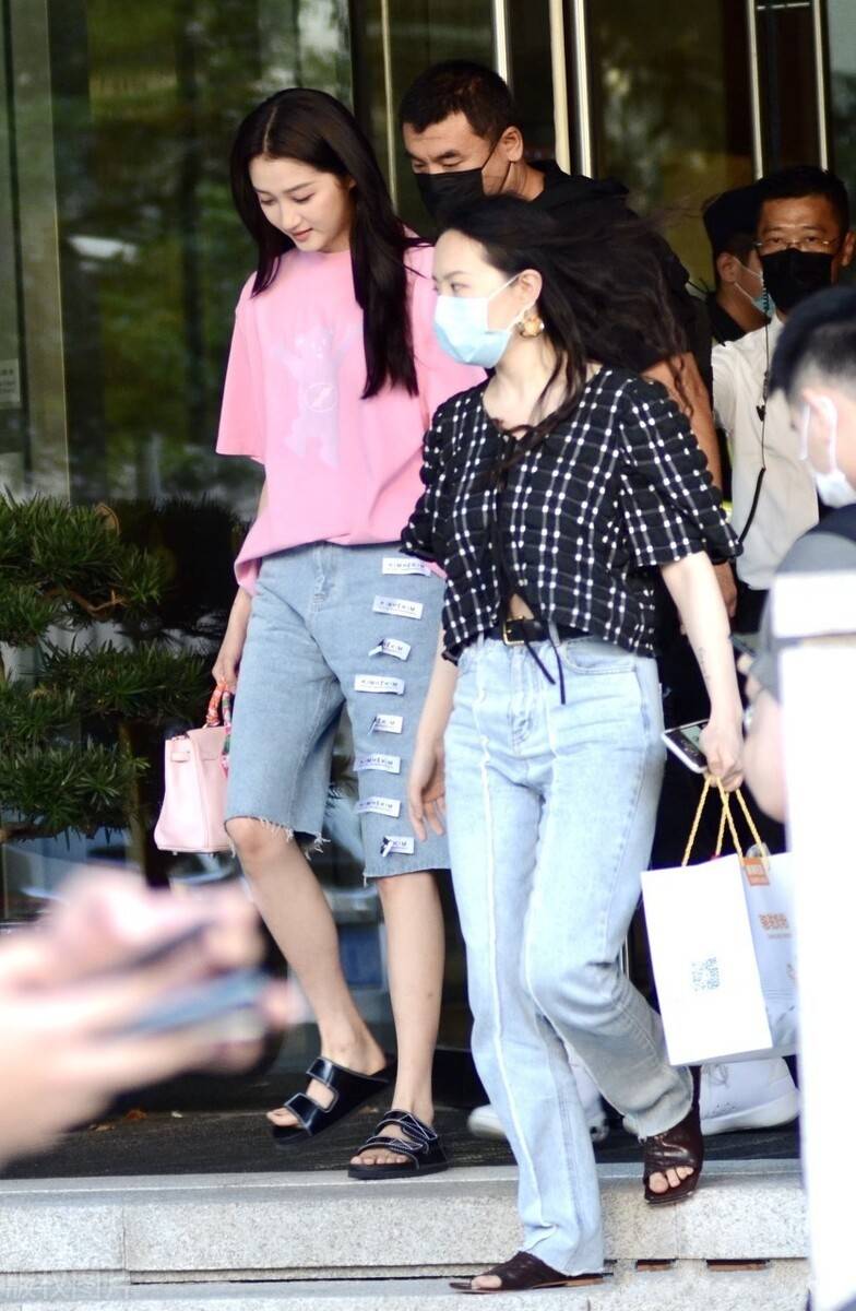 杀手|关晓彤真是合照杀手,江疏影和她同框都没赢,格格穿短裤腿太长