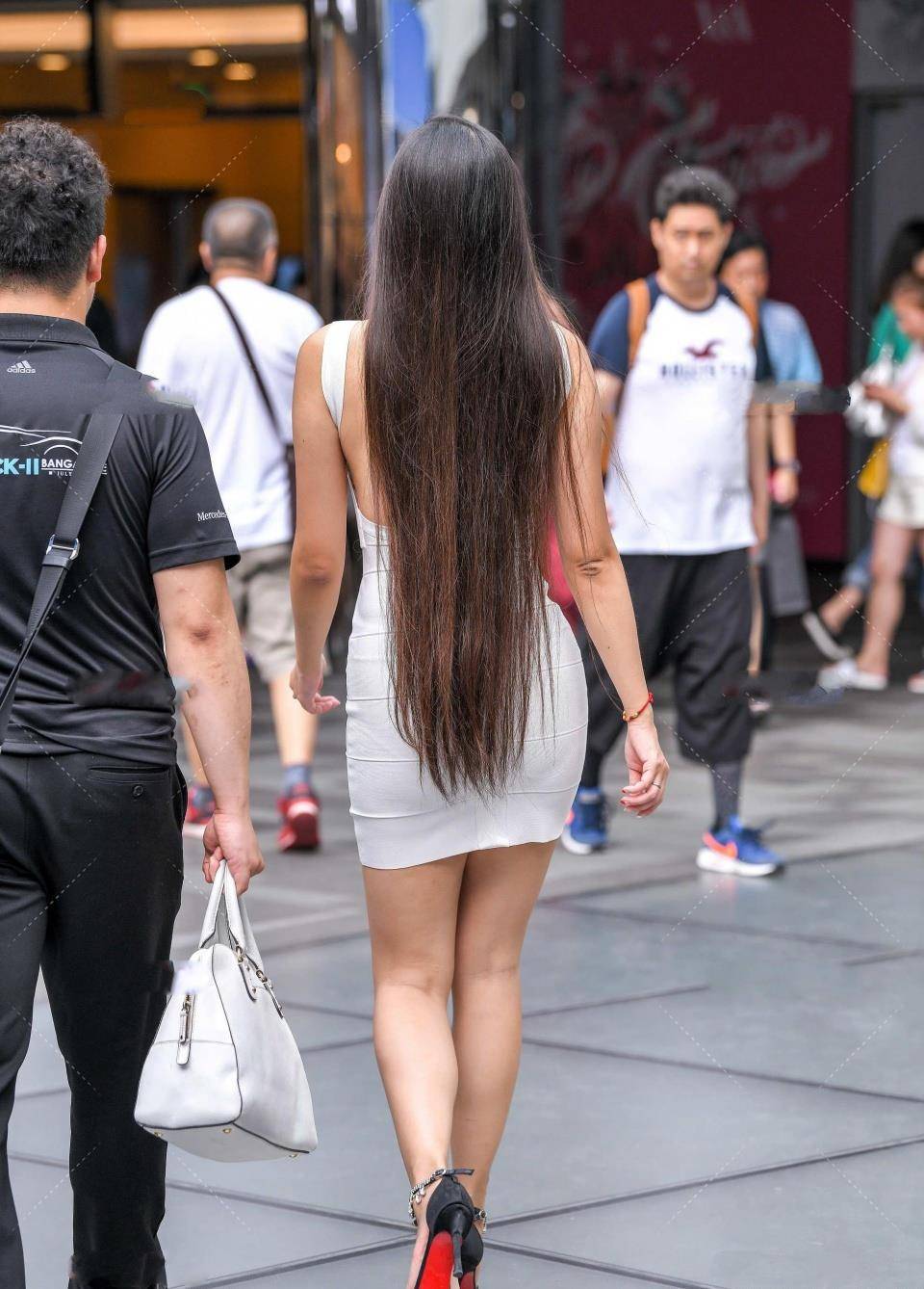 白系|紧身牛仔裤搭配蓝色针织上衣,曲线比例很优秀,诠释惬意的休闲美