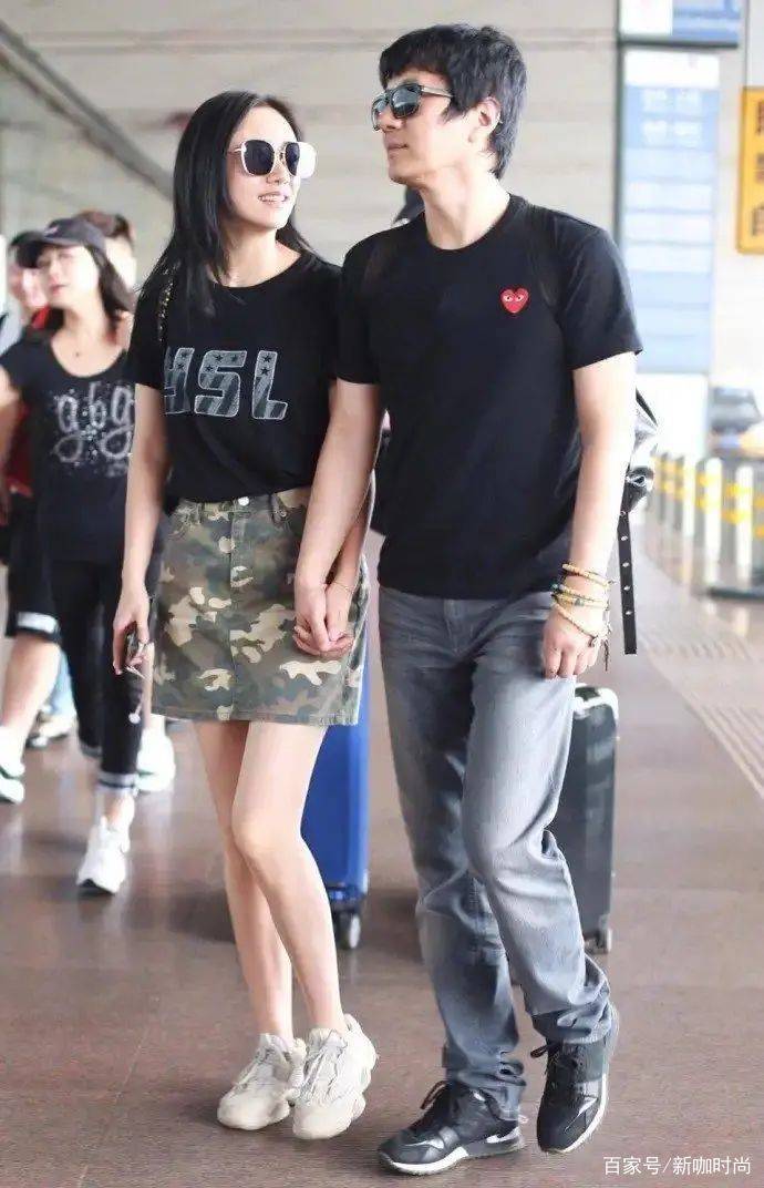 迷彩|郑钧小15岁娇妻真会穿，黑T搭迷彩超短裙，少女感溢出屏幕